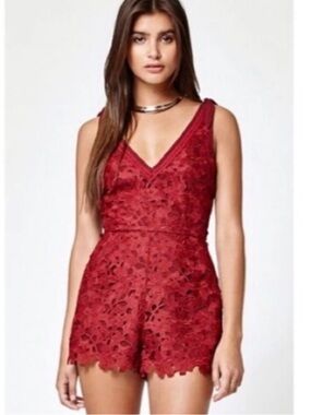 Kendall & Kylie Lace Tie Shoulder Romper Small